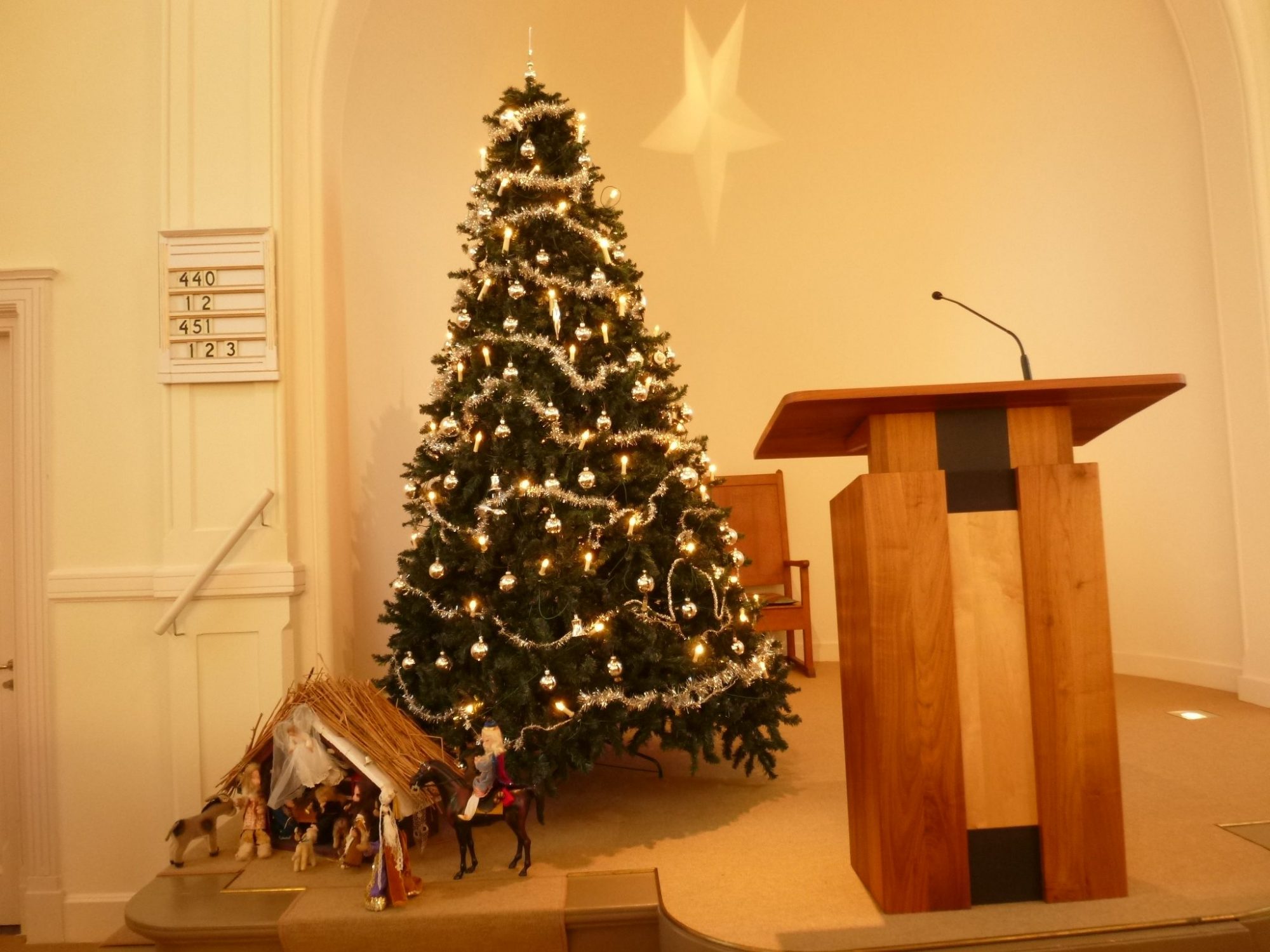 Kerstboom versieren met zelf gemaakte versiering