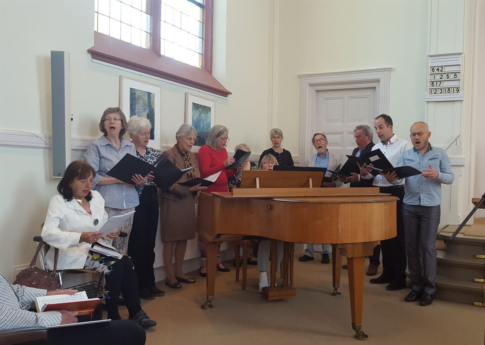 Gelegenheidskoor zingt tijdens Paasdienst